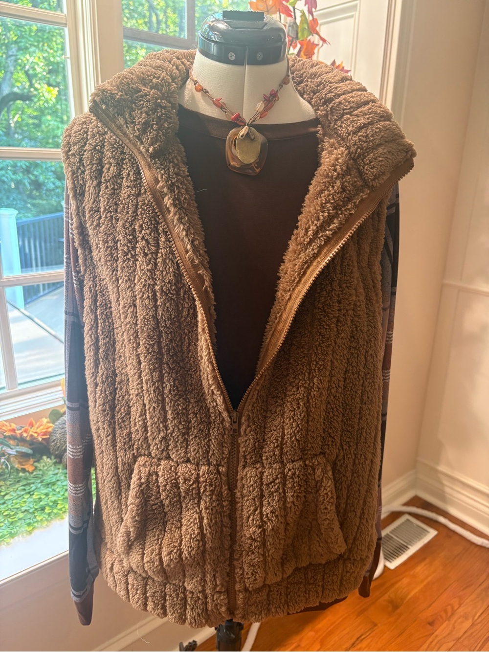 NEW! Boutique Fall Bundle! Cute furry, zip-up vest with top and necklace! M/L